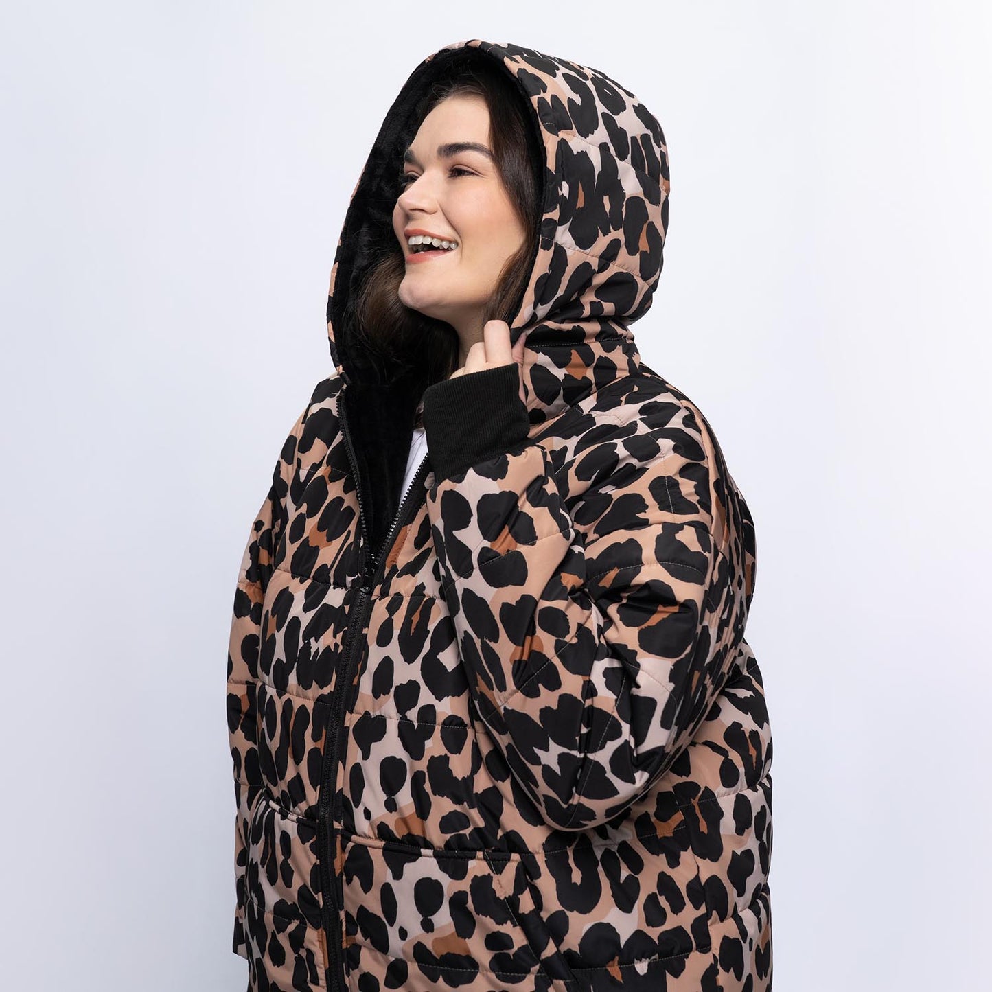 size: Claudia is 173cm wearing a size L/XL