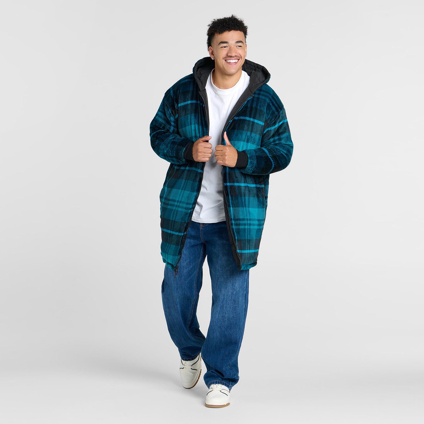 Tayleb who is 182cm wearing a size L/XL