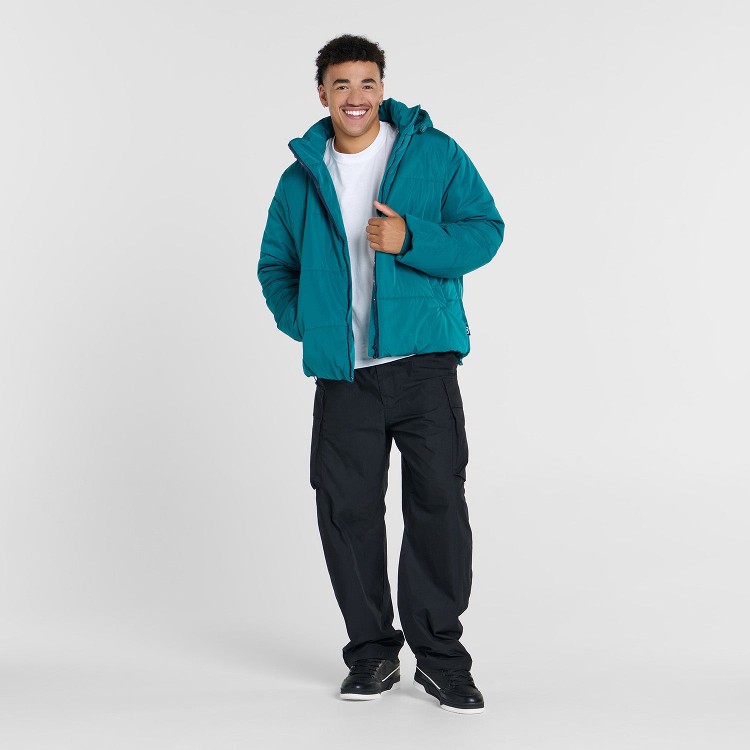 size: Tayleb is 182cm wearing a size L/XL