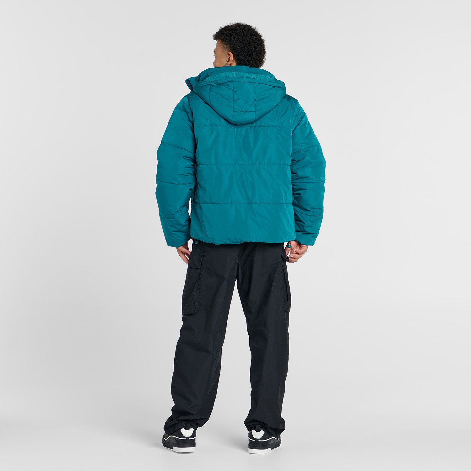 size: Tayleb is 182cm wearing a size L/XL