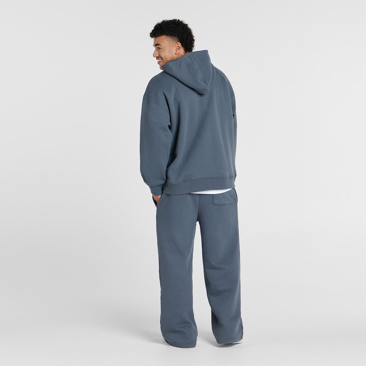 size: Tayleb is 182cm wearing a size L/XL