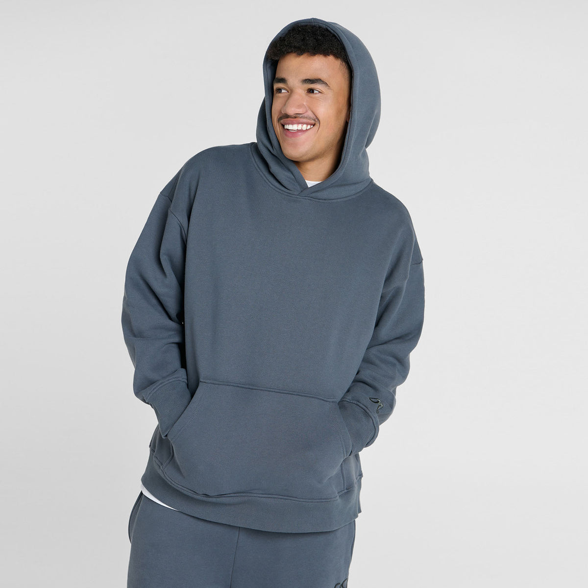 size: Tayleb is 182cm wearing a size L/XL
