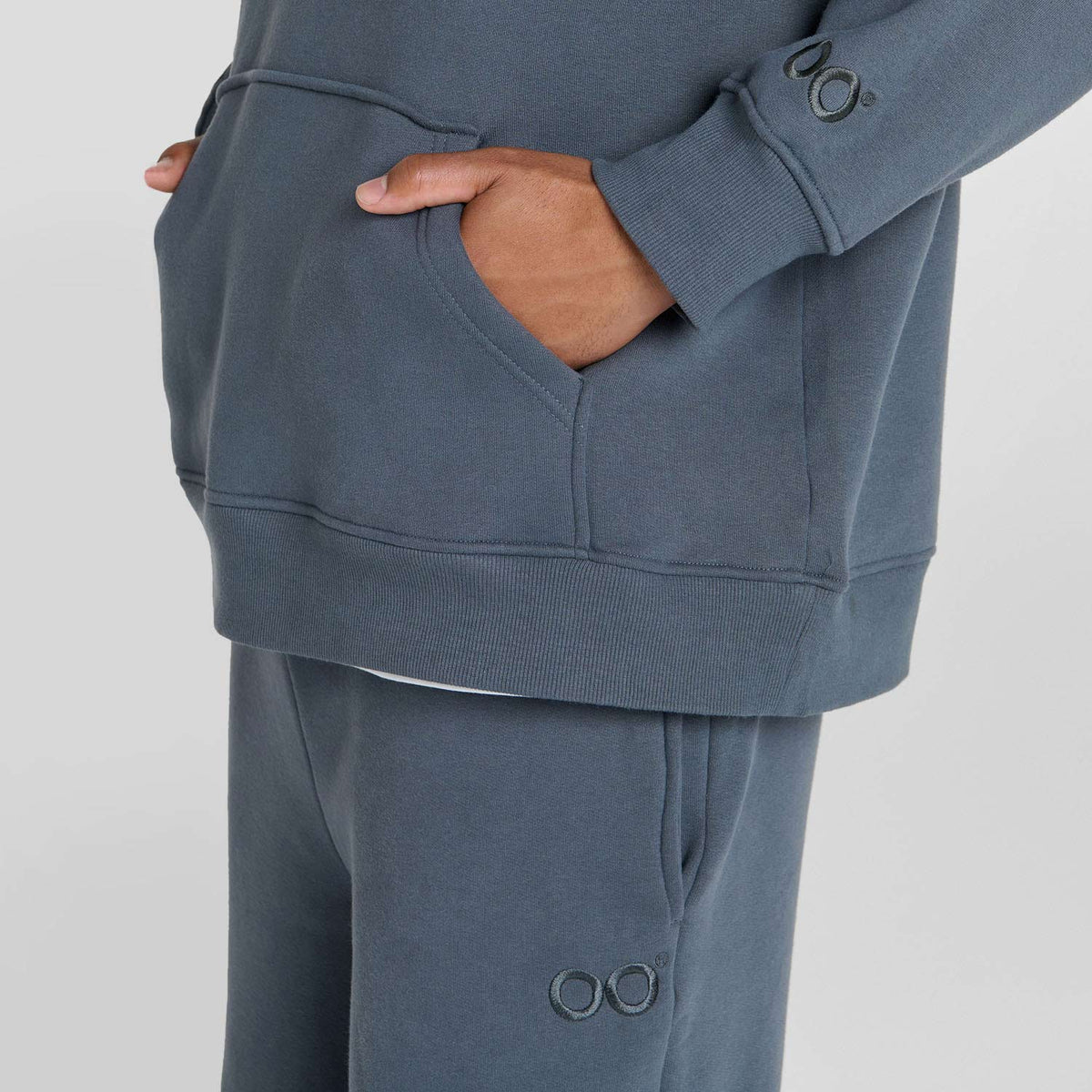 size: Tayleb is 182cm wearing a size L/XL
