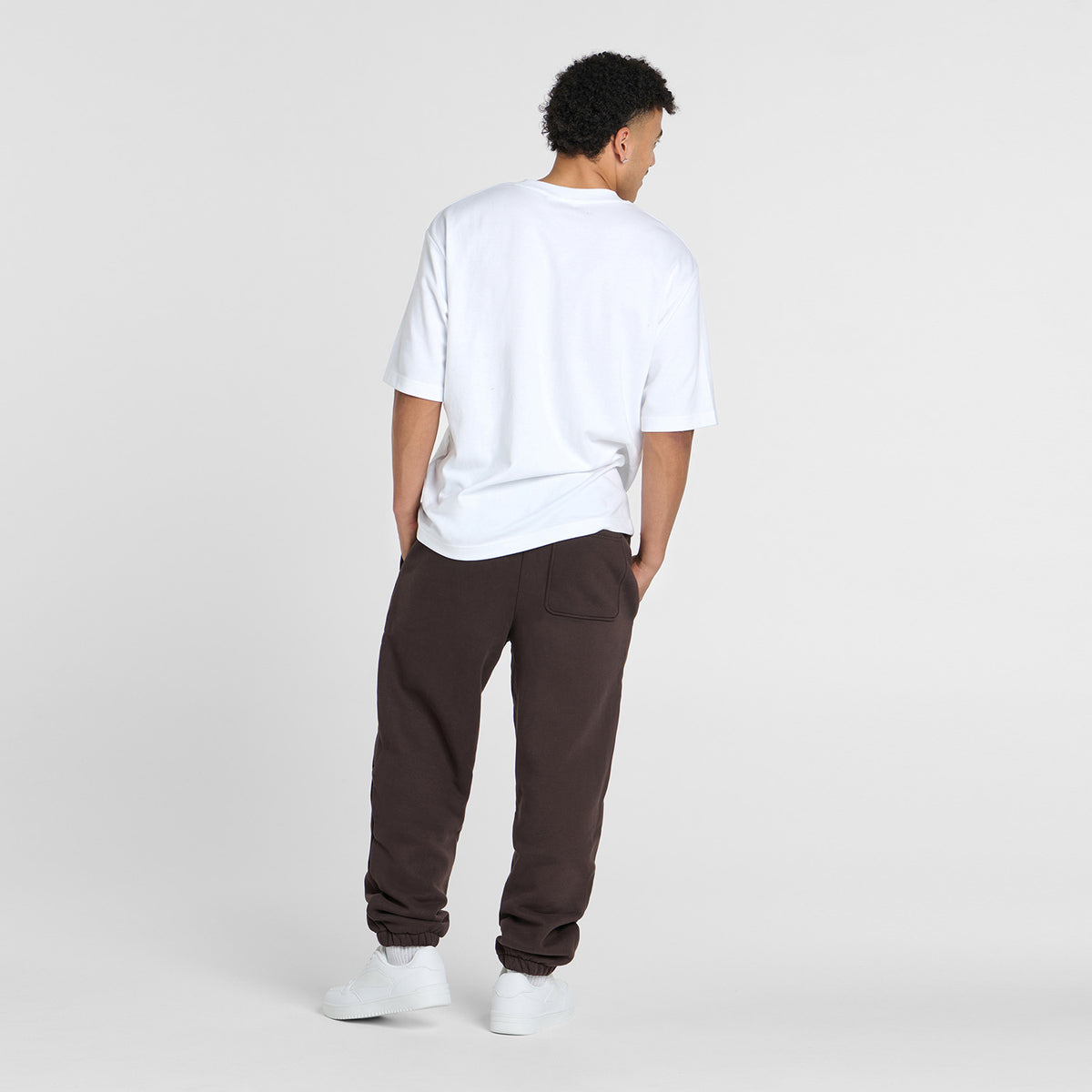 size: Tayleb is 182cm wearing a size L/XL