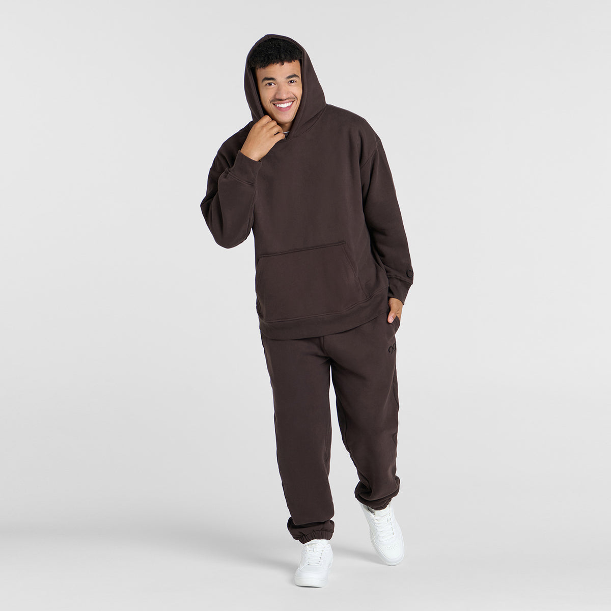 size: Tayleb is 182cm wearing a size L/XL