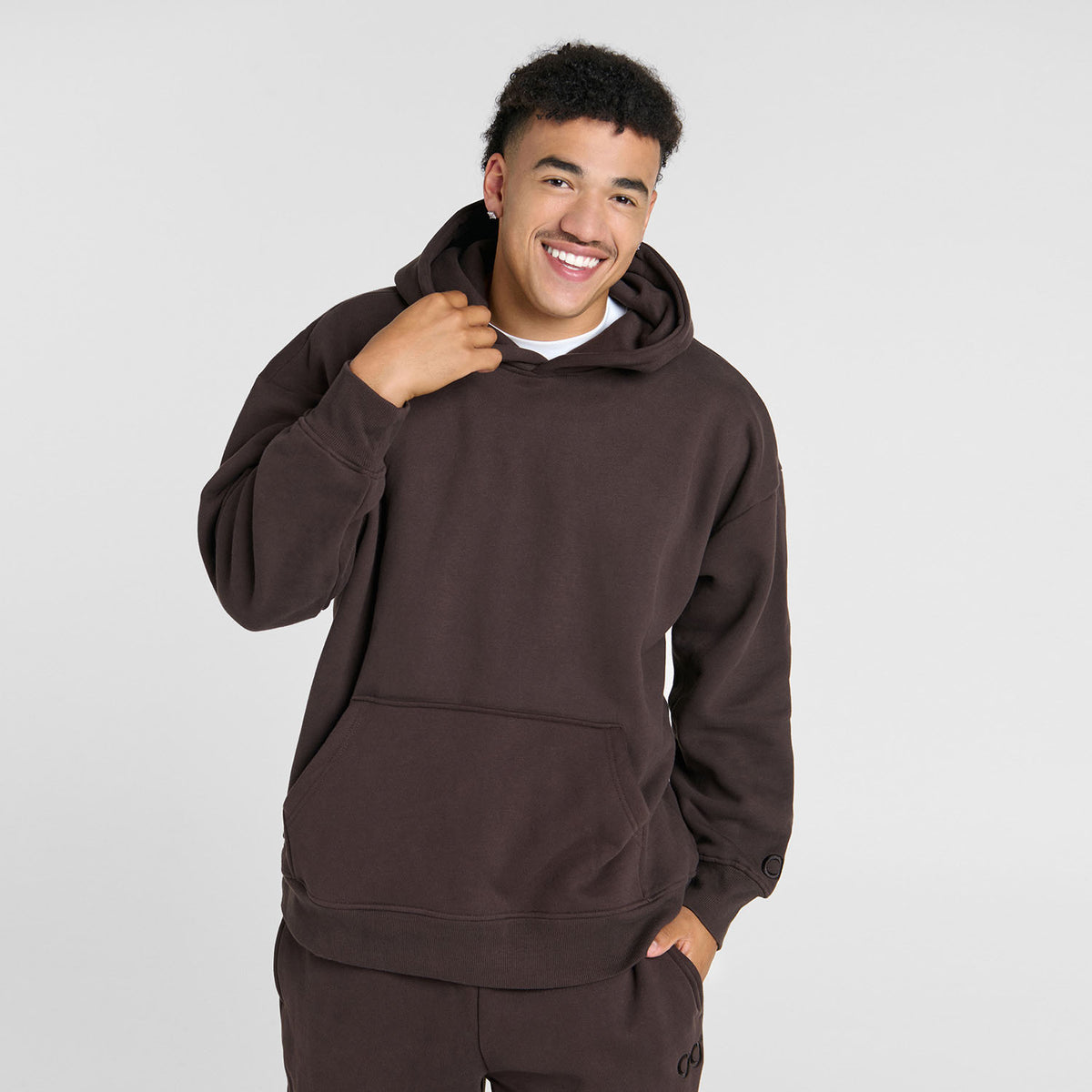size: Tayleb is 182cm wearing a size L/XL