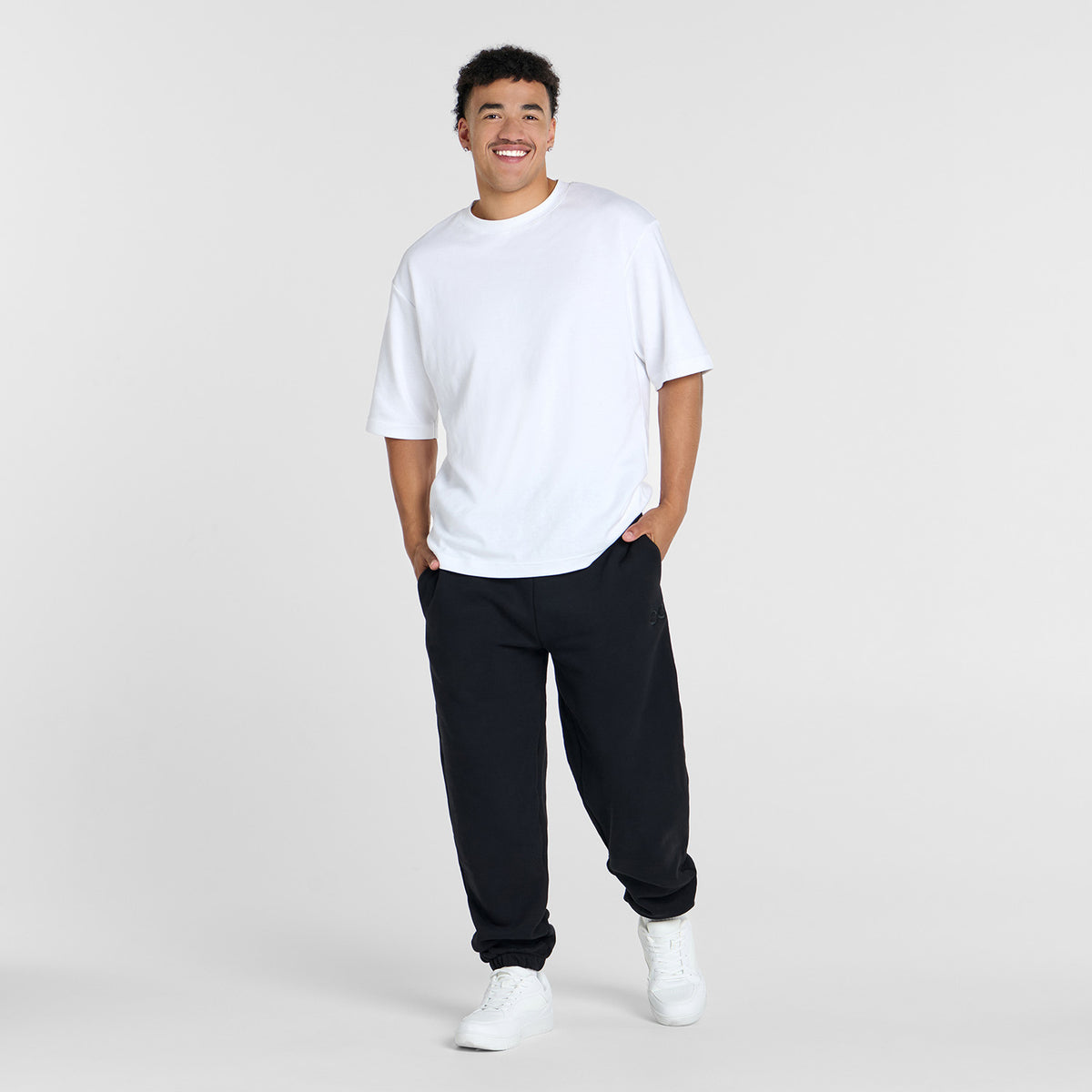 size: Tayleb is 182cm wearing a size L/XL