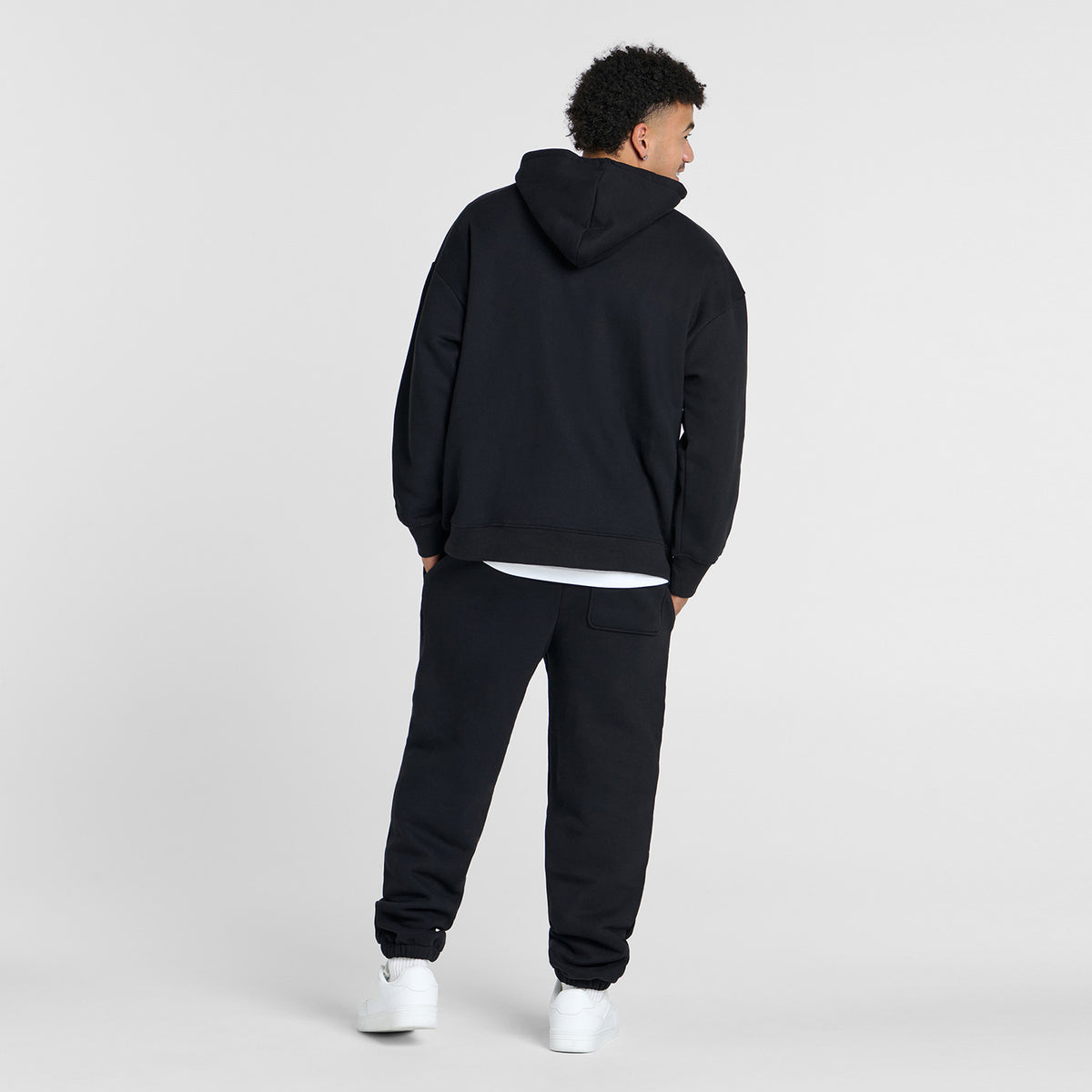size: Tayleb is 182cm wearing a size L/XL