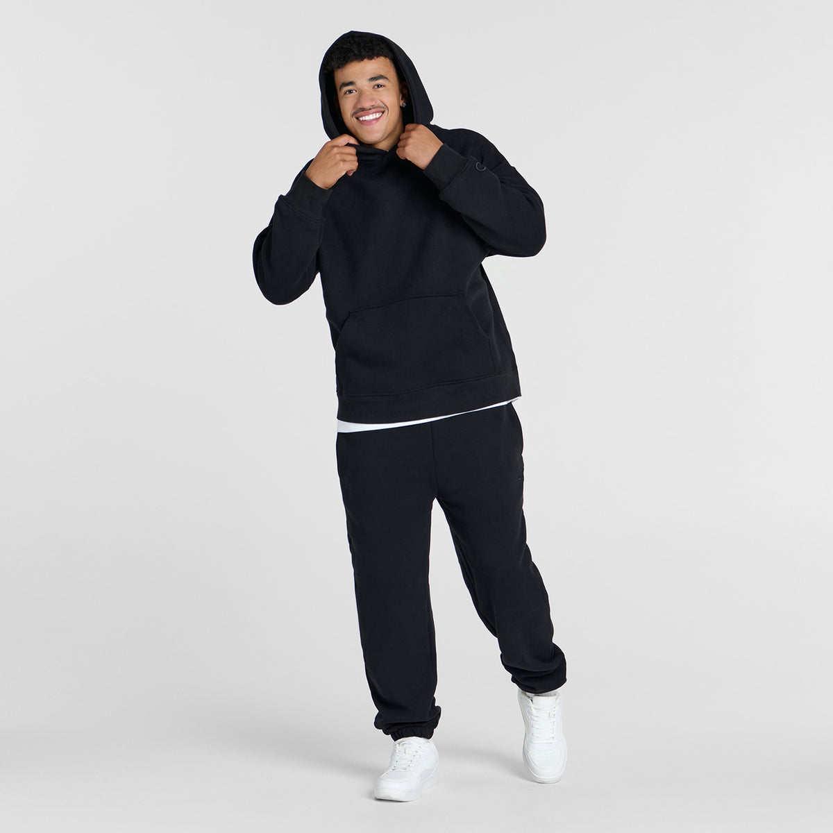 size: Tayleb is 182cm wearing a size L/XL