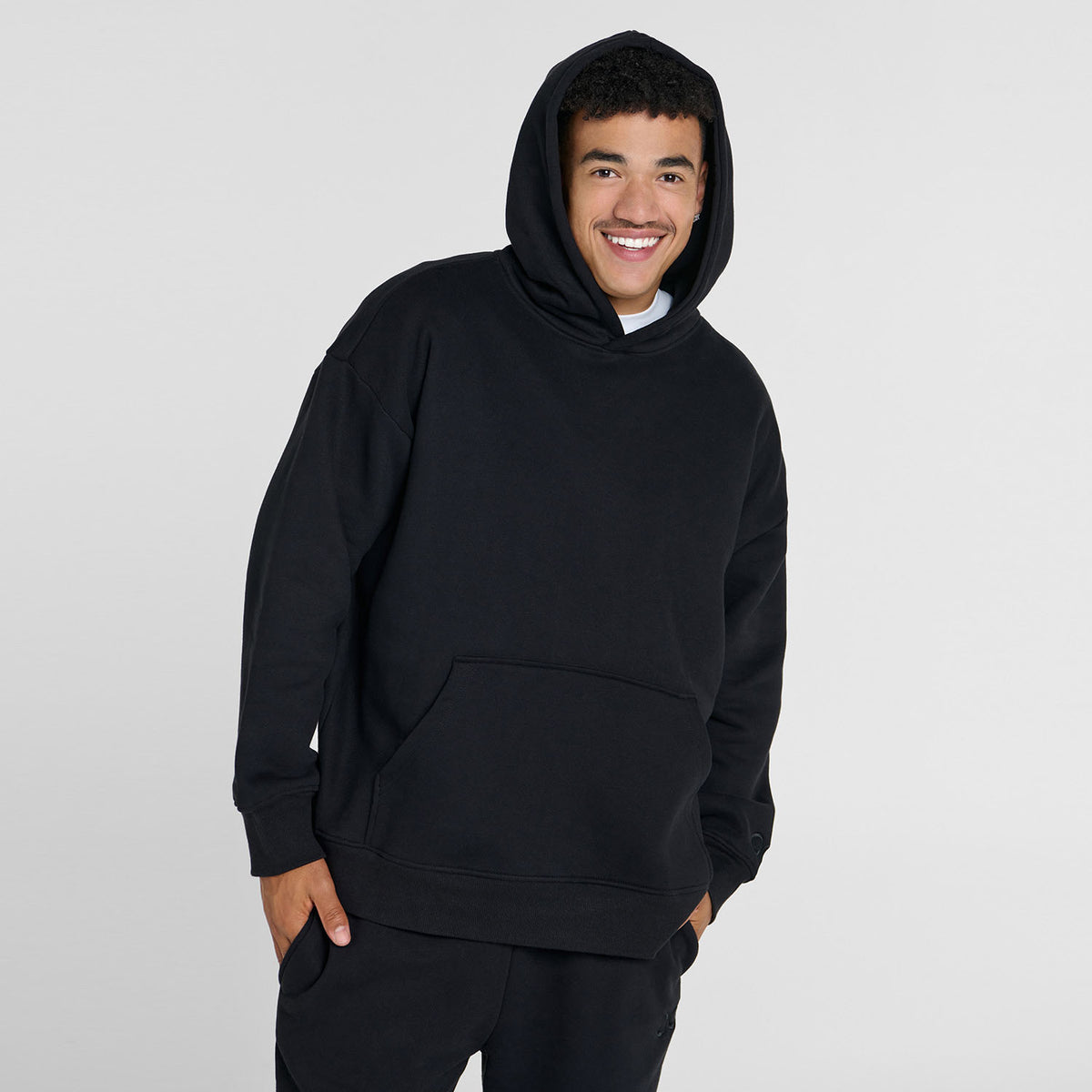 size: Tayleb is 182cm wearing a size L/XL