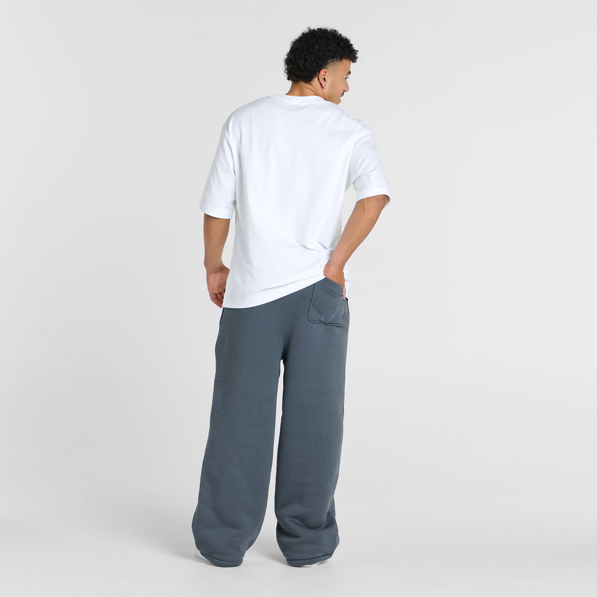 size: Tayleb is 182cm wearing a size L/XL