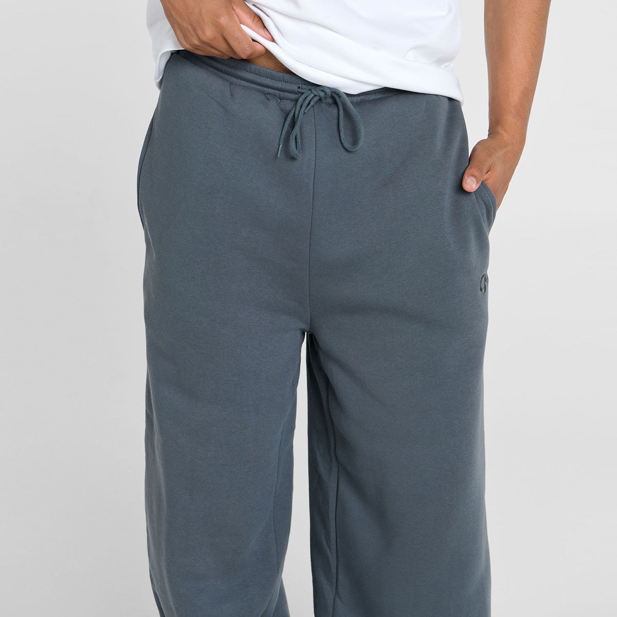 size: Tayleb is 182cm wearing a size L/XL