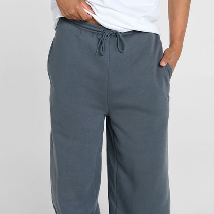 size: Tayleb is 182cm wearing a size L/XL