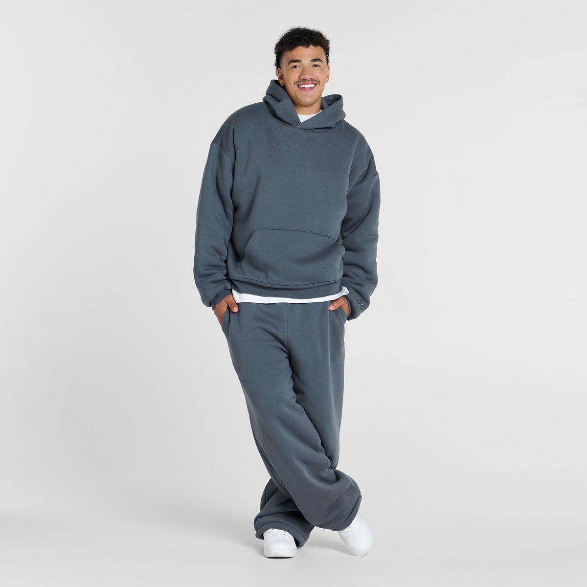 size: Tayleb is 182cm wearing a size L/XL