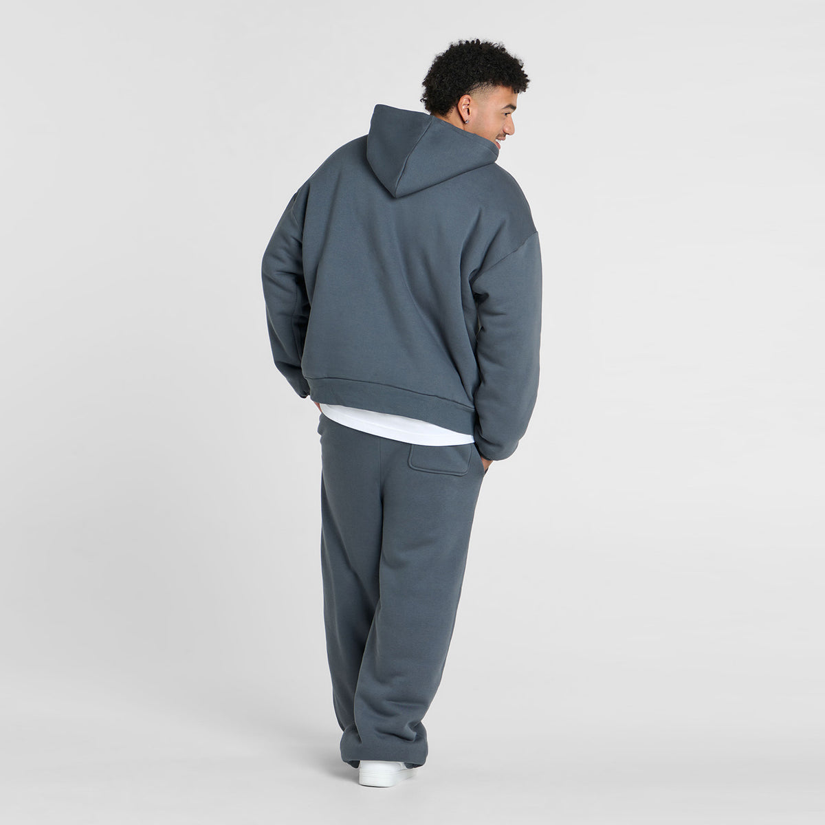 size: Tayleb is 182cm wearing a size L/XL