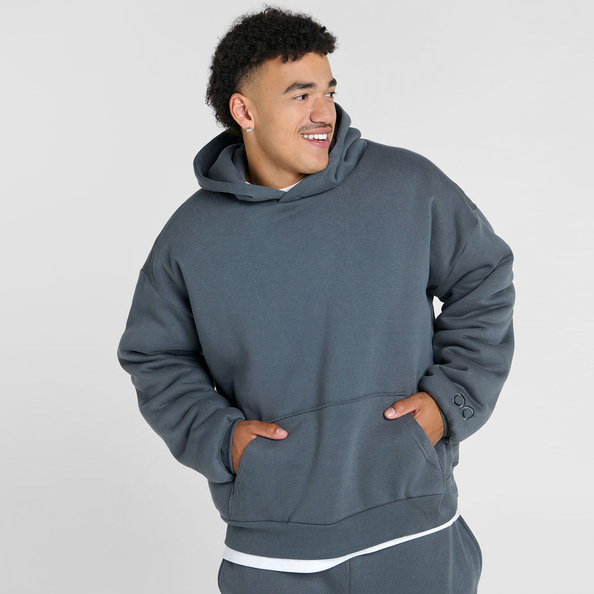 size: Tayleb is 182cm wearing a size L/XL
