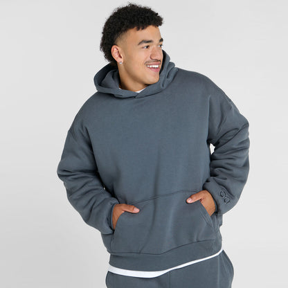 size: Tayleb is 182cm wearing a size L/XL