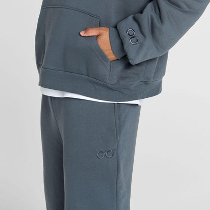 size: Tayleb is 182cm wearing a size L/XL