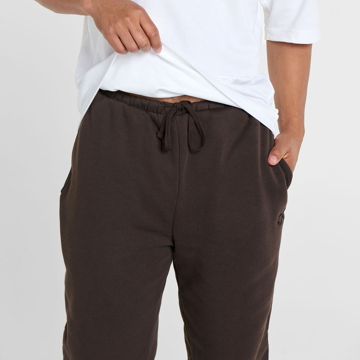 size: Tayleb is 182cm wearing a size L/XL