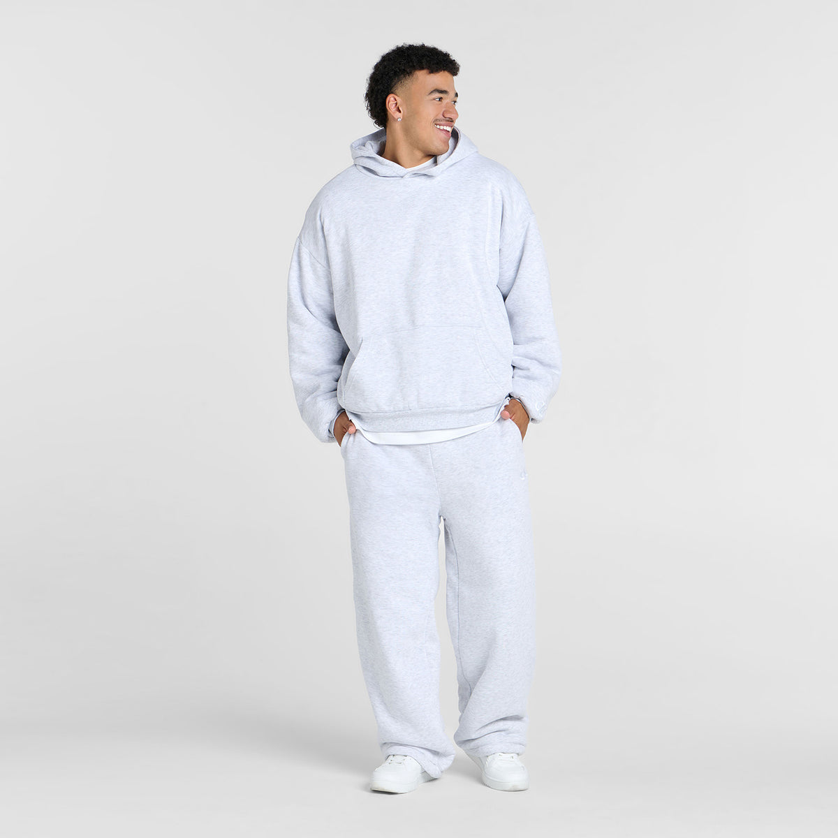 size: Tayleb is 182cm wearing a size L/XL