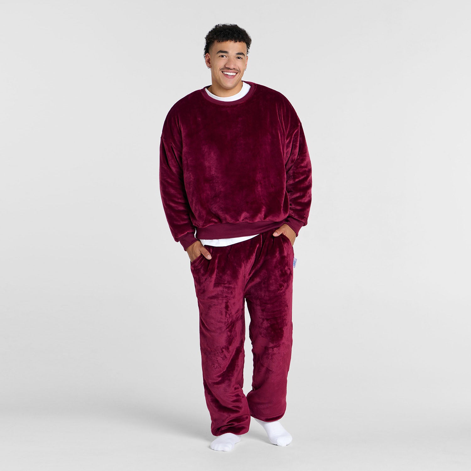 size: Tayleb is 182cm wearing a size L/XL
