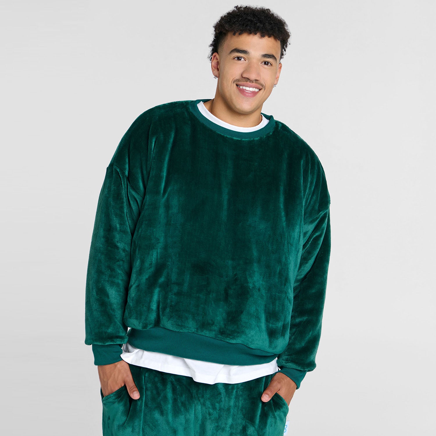 size: Tayleb is 182cm wearing a size L/XL