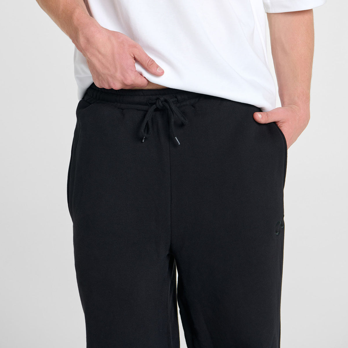 size: Archie is 183cm wearing a size L/XL