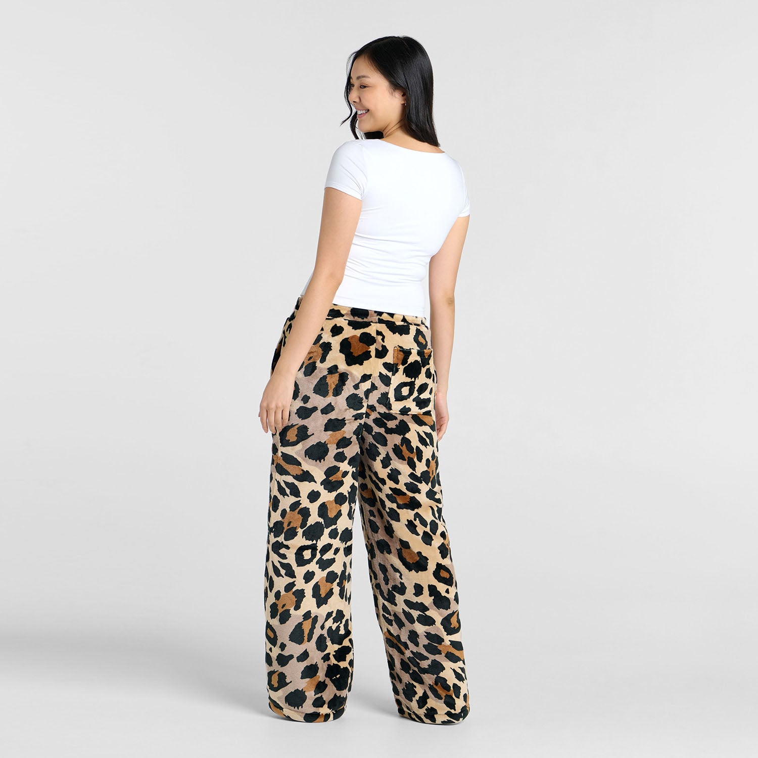 size: Ailene is 178cm wearing a size S/M