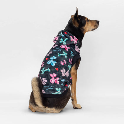 size: Luk Yuet is wearing a size XL