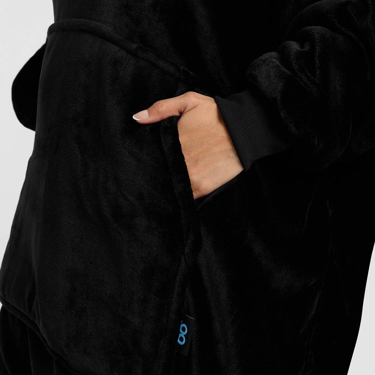 size: Riley is 182cm wearing a size L/XL