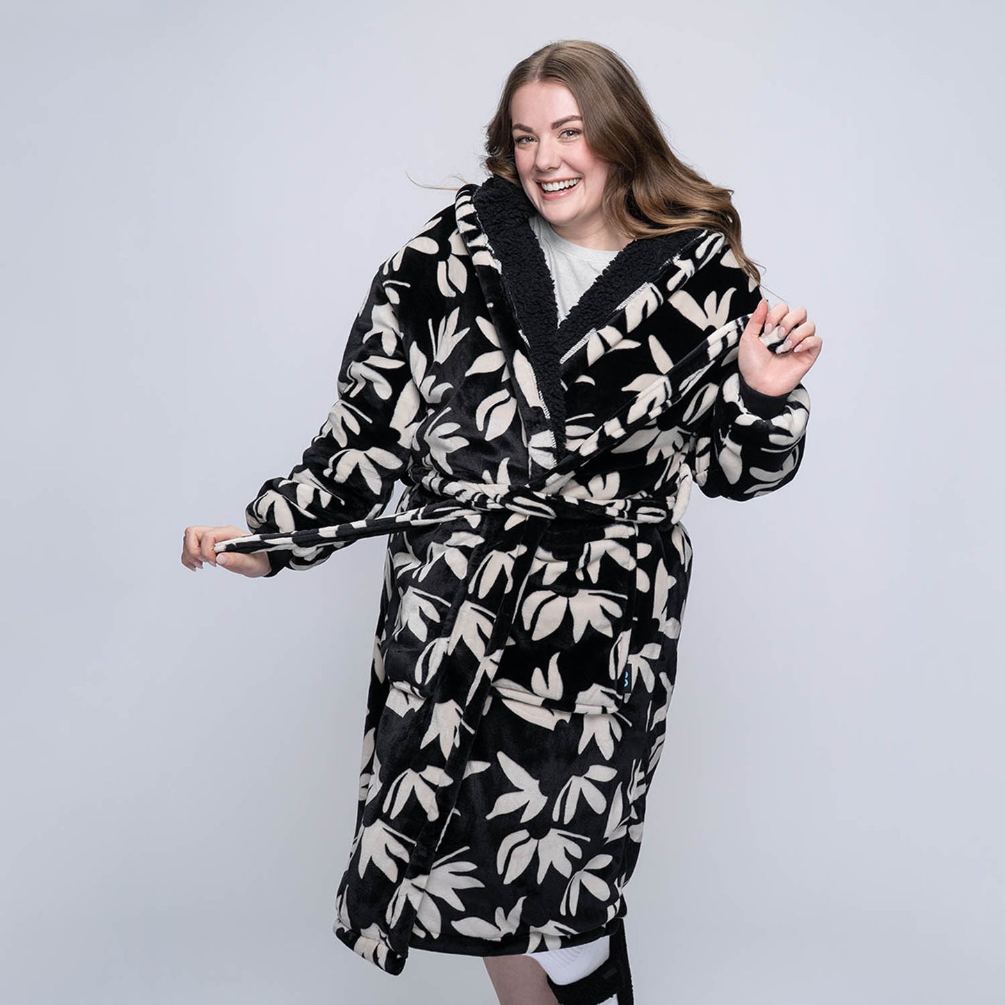 size: Tayla is 169cm wearing a size L/XL
