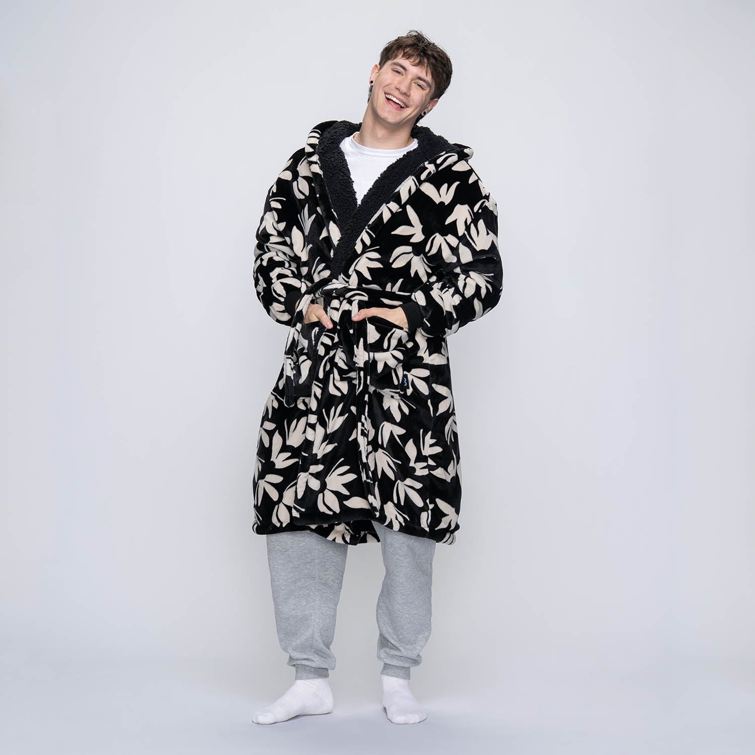 size: Connor is 183cm wearing a size L/XL