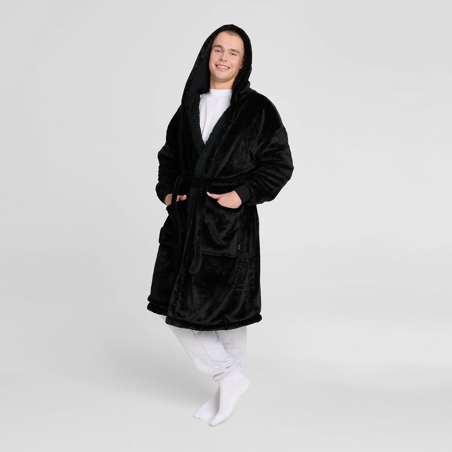 size: Riley is 182cm wearing a size L/XL