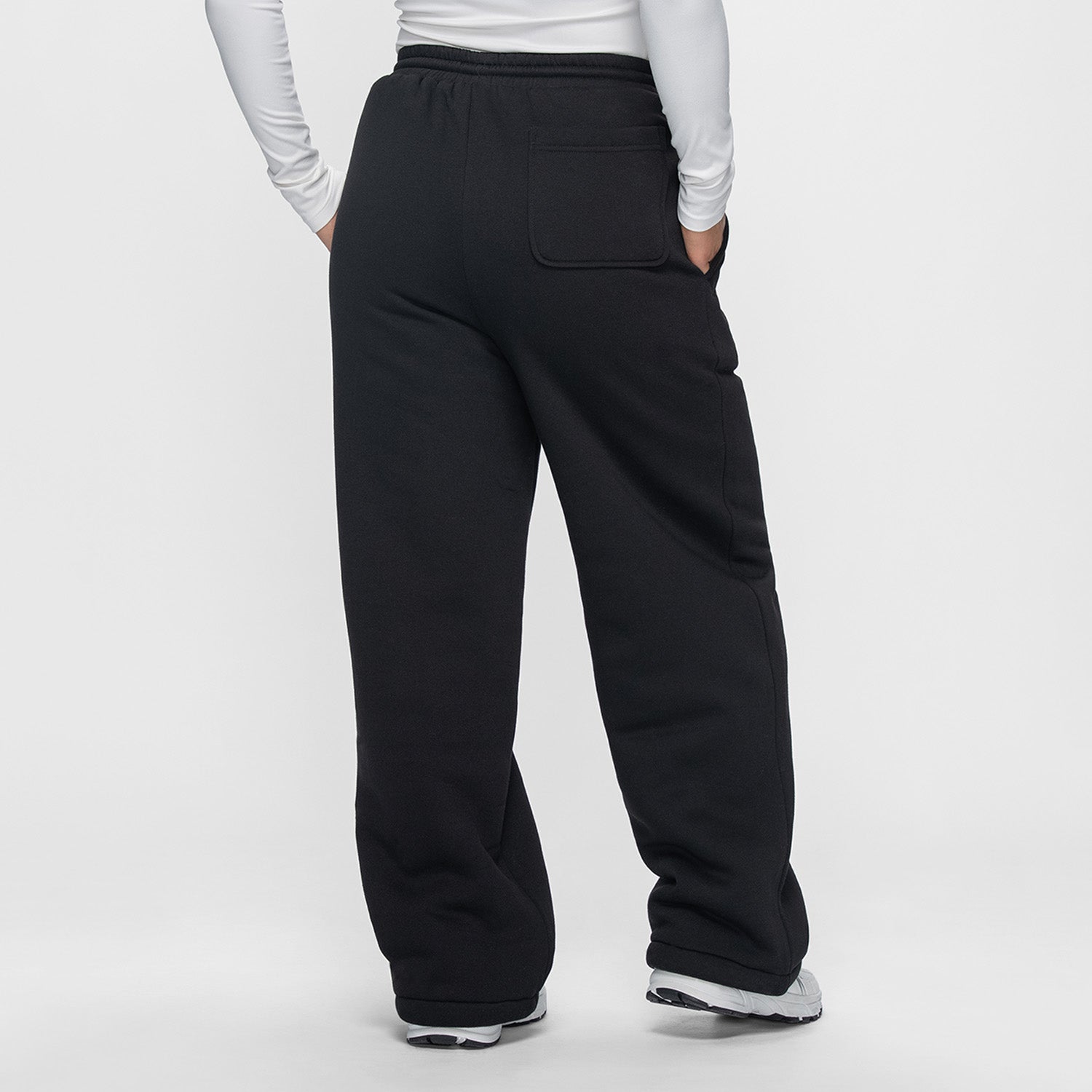 size: Victoria is 183cm wearing a size L/XL