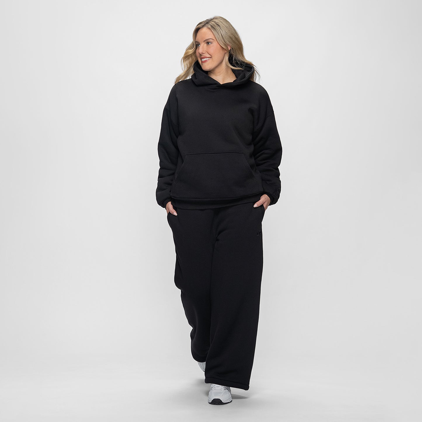 size: Victoria is 183cm wearing a size L/XL
