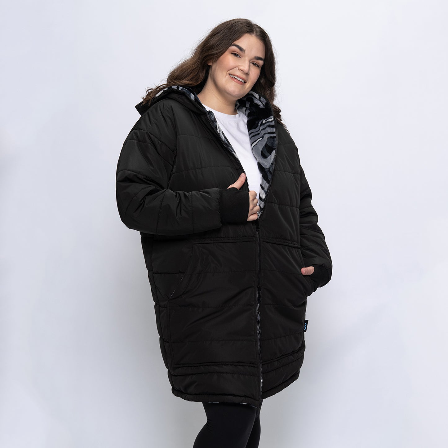 size: Claudia is 173cm wearing a size L/XL