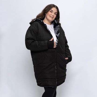 size: Claudia is 173cm wearing a size L/XL