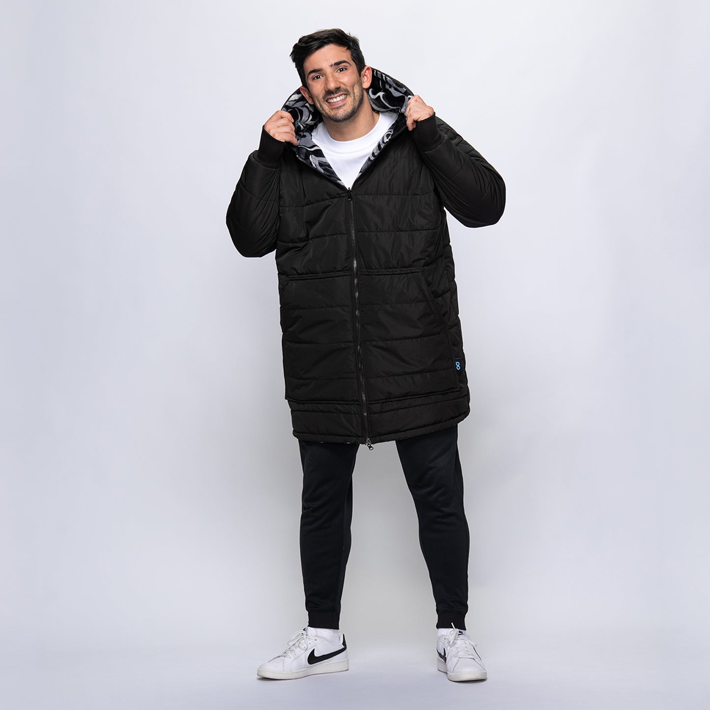 size: Martin is 186cm wearing a size L/XL