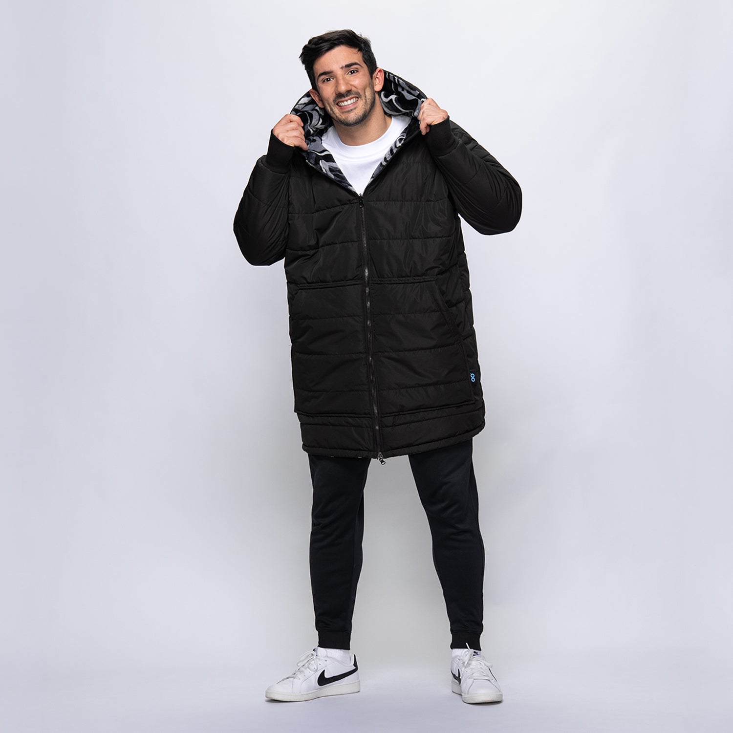 size: Martin is 186cm wearing a size L/XL