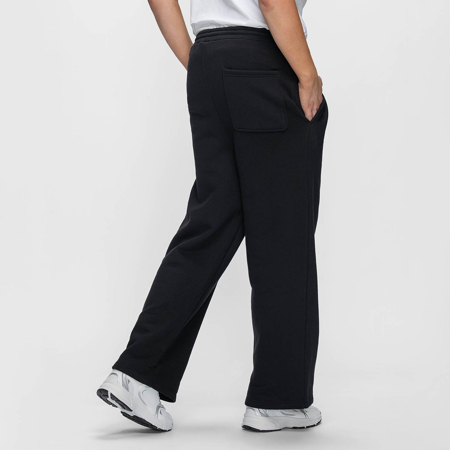 size: Victoria is 183cm wearing a size L/XL