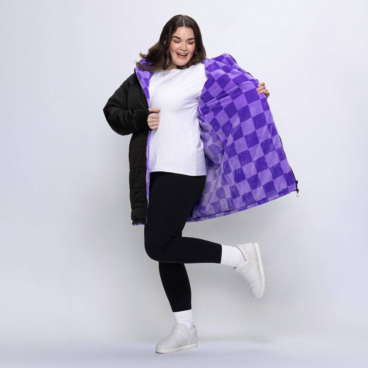 size: Claudia is 173cm wearing a size L/XL