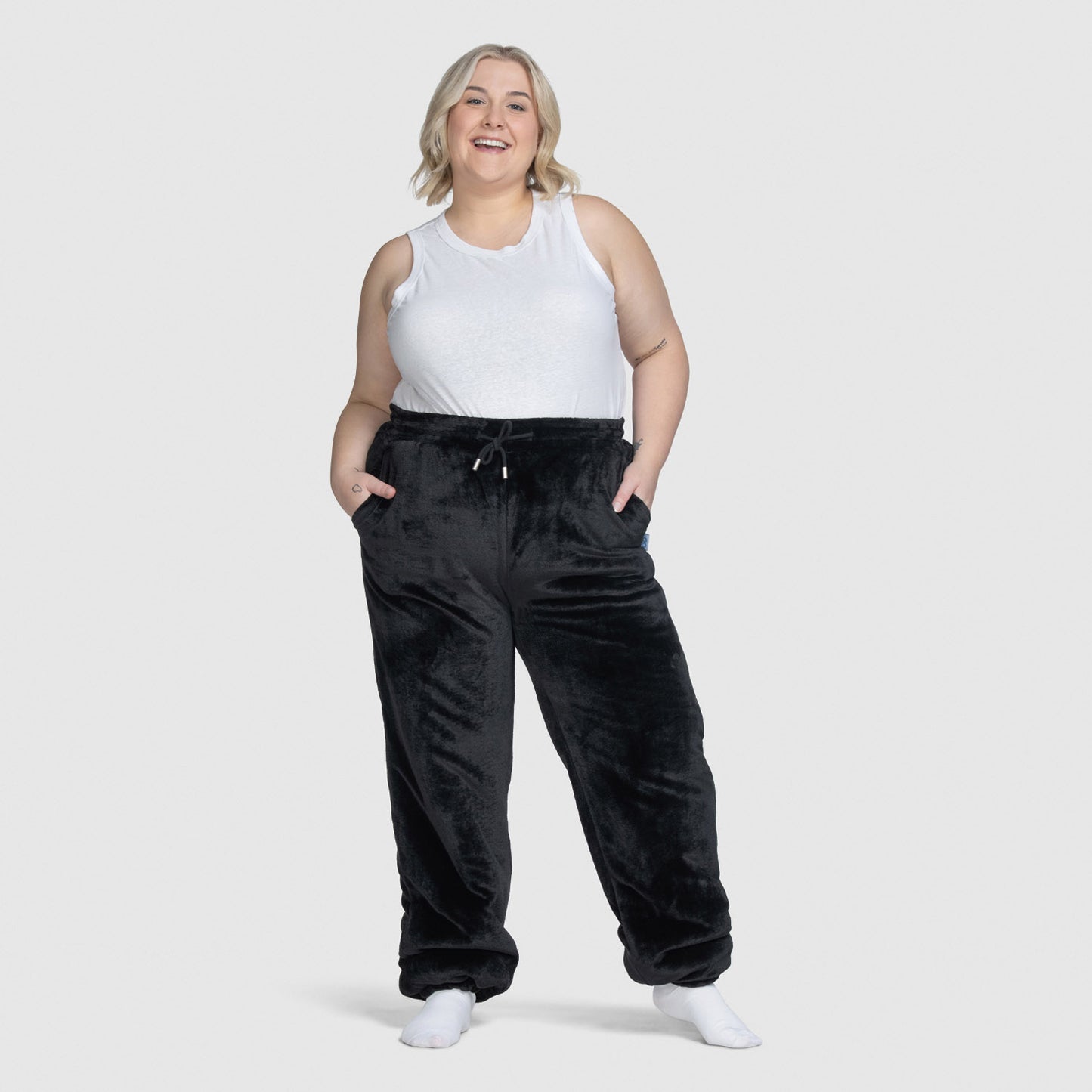 size: Montana is 165cm wearing a size L/XL
