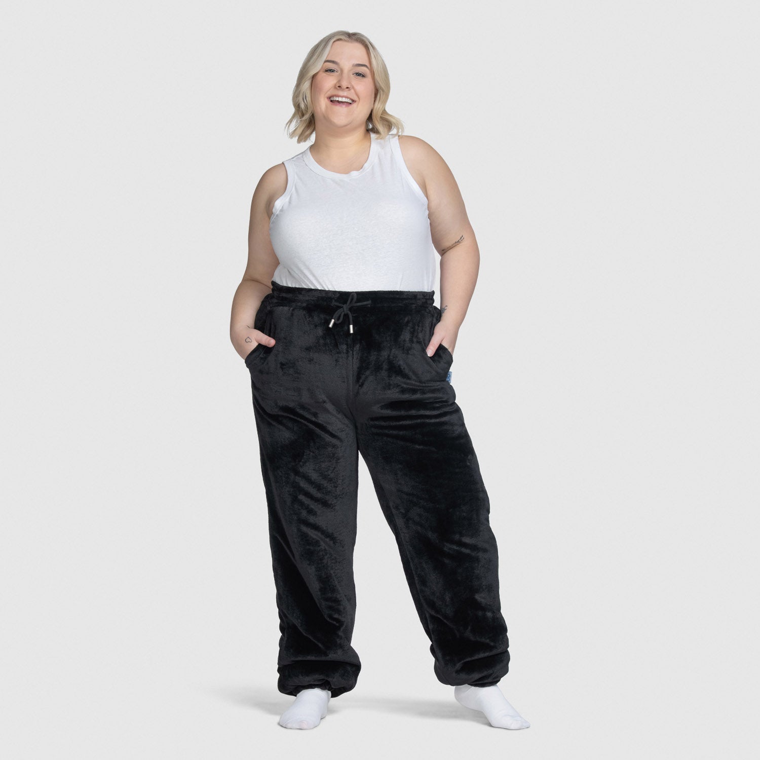size: Montana is 165cm wearing a size L/XL