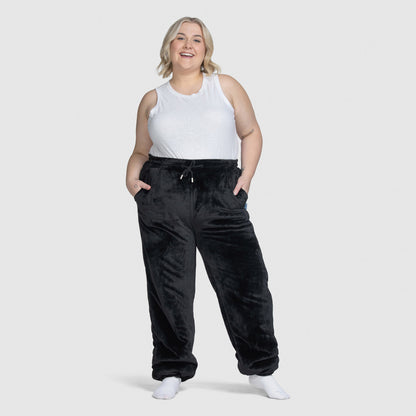 size: Montana is 165cm wearing a size L/XL