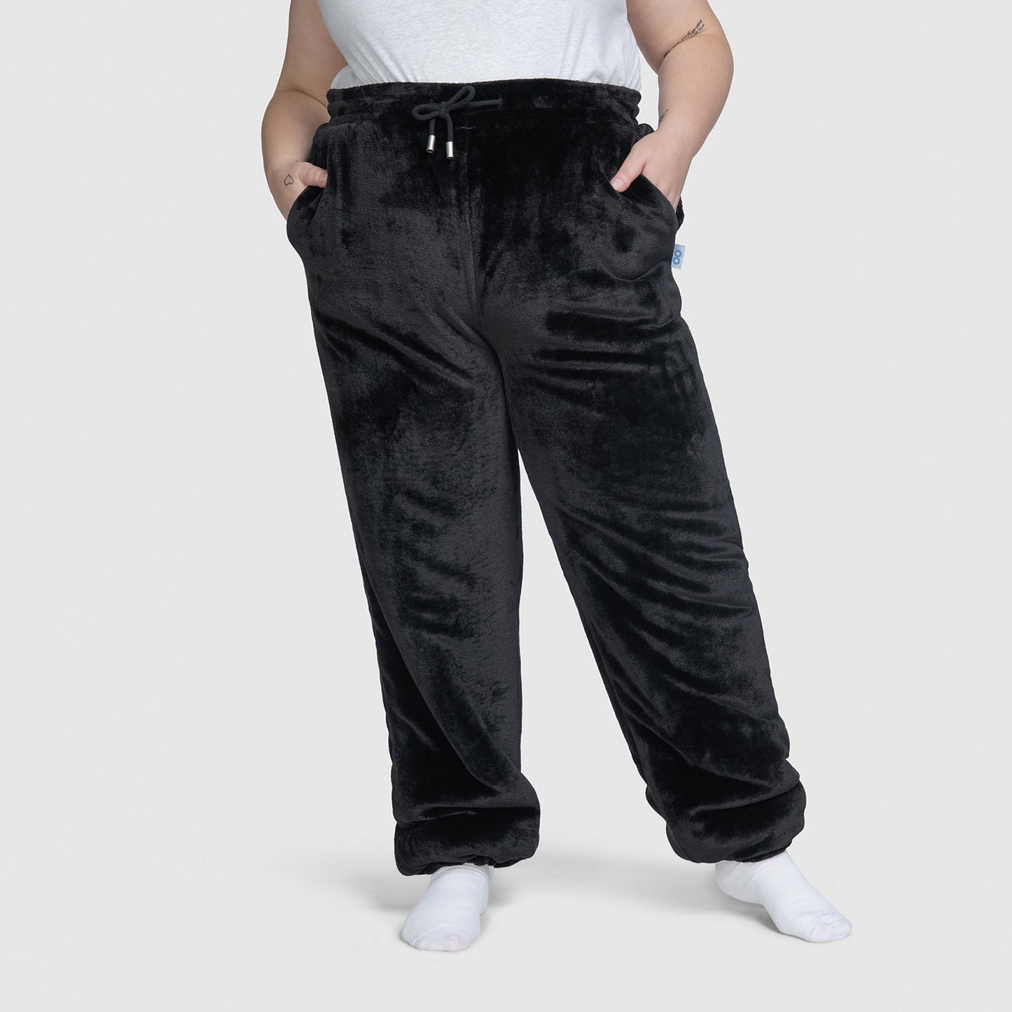 size: Montana is 165cm wearing a size L/XL