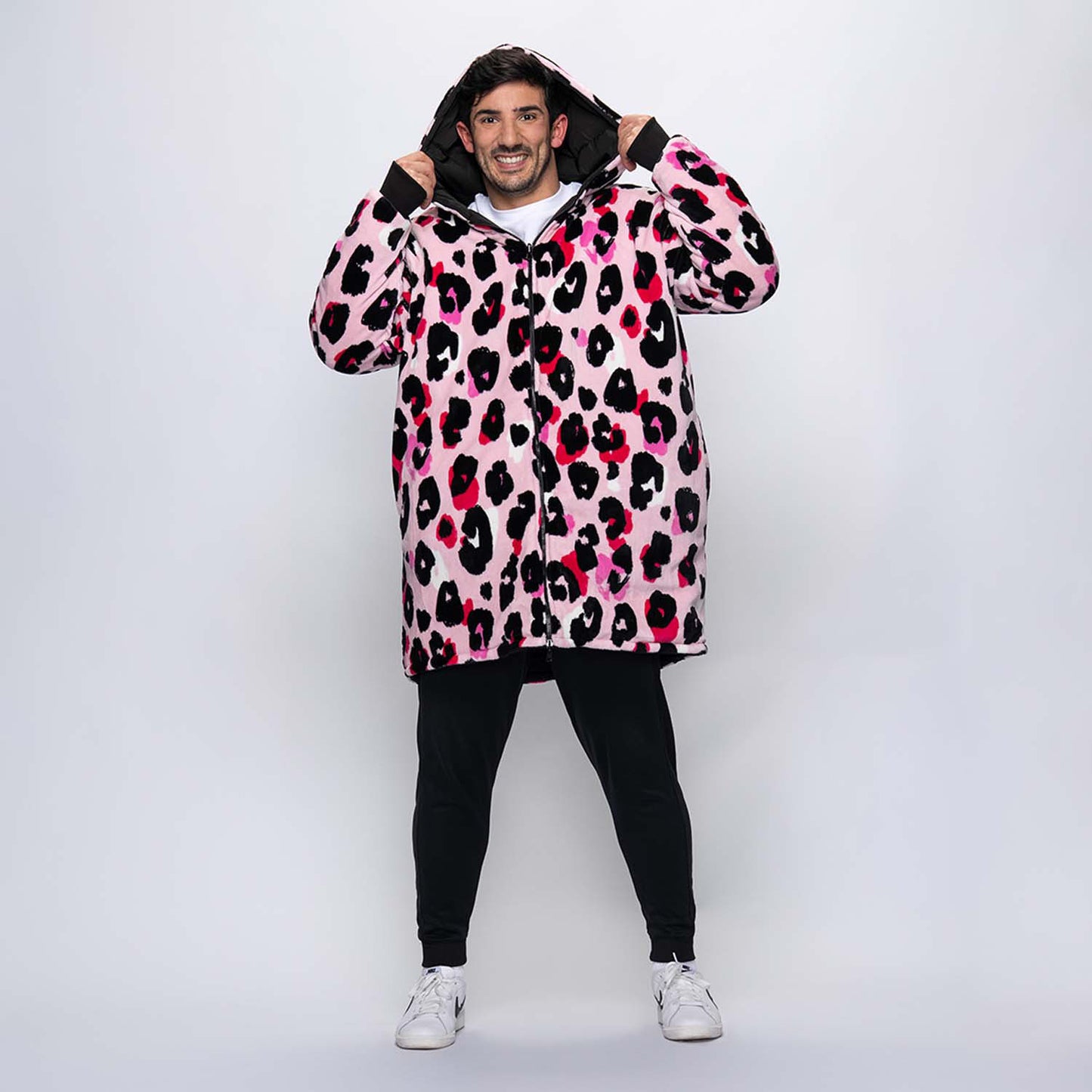 size: Martin is 186cm wearing a size L/XL