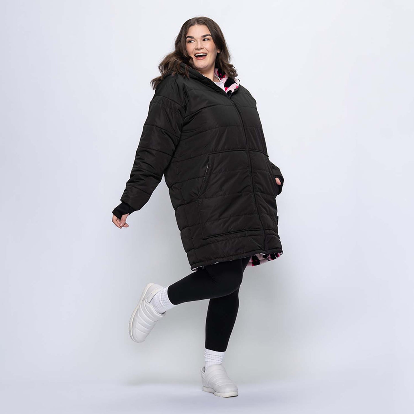 size: Claudia is 173cm wearing a size L/XL