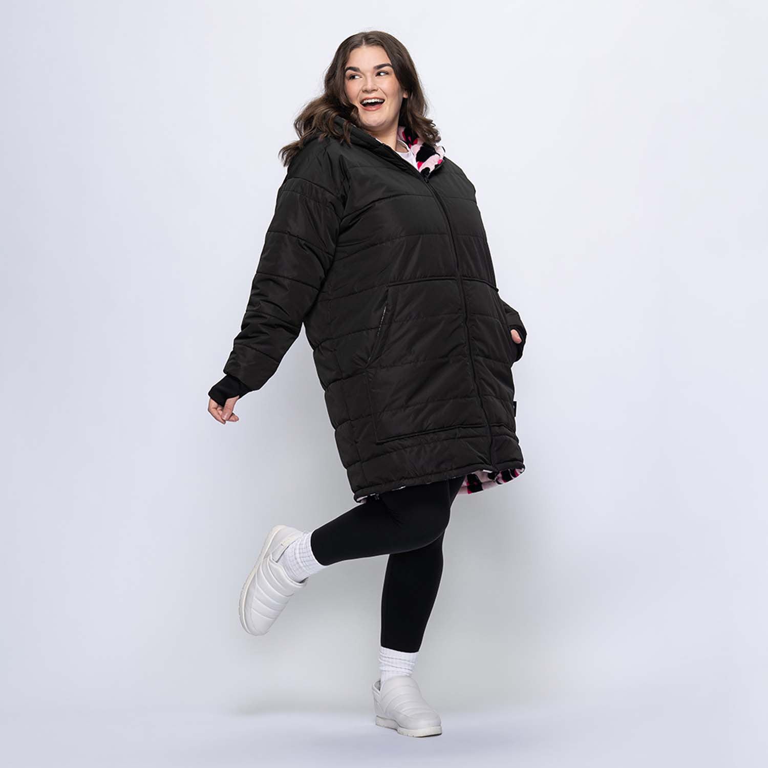 size: Claudia is 173cm wearing a size L/XL
