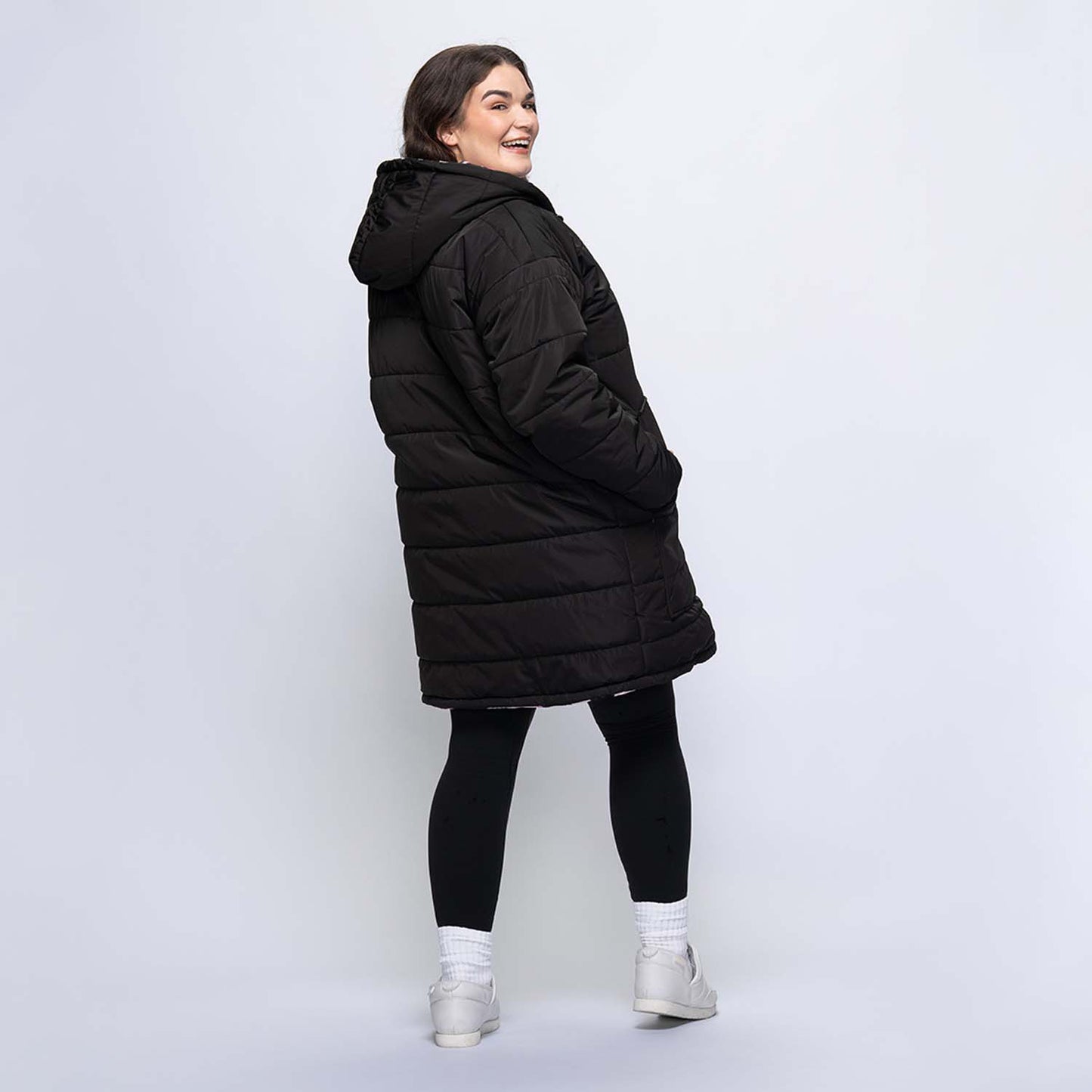 size: Claudia is 173cm wearing a size L/XL