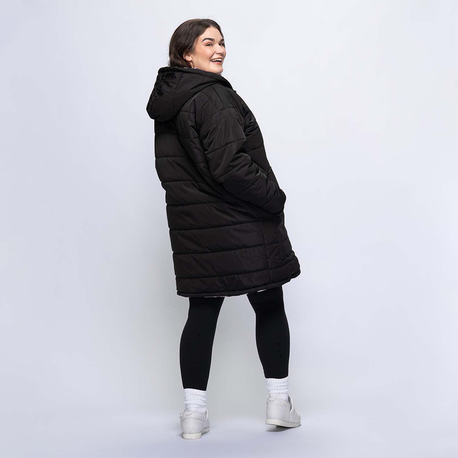 size: Claudia is 173cm wearing a size L/XL